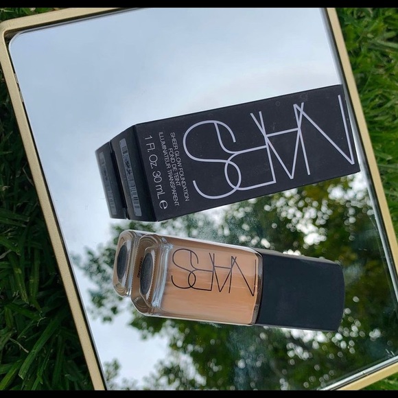 NARS - Sheer Glow Foundation - Picture 1 of 2